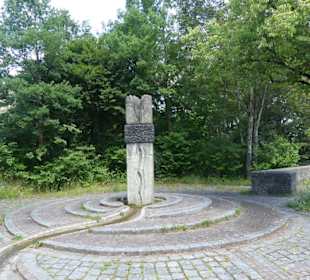 Säule mit stilisiertem Eistobel am Stufenabgang in