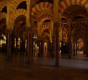 Geheimnisvolles Inneres der Moschee