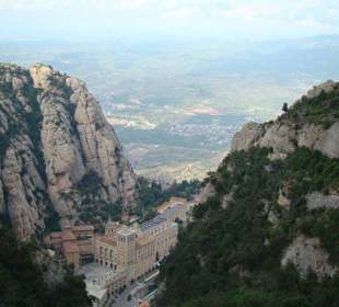 Widok z kolejki na klasztor