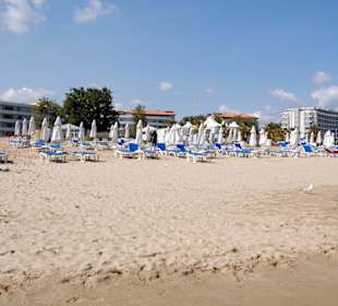Strand vorm Hotel