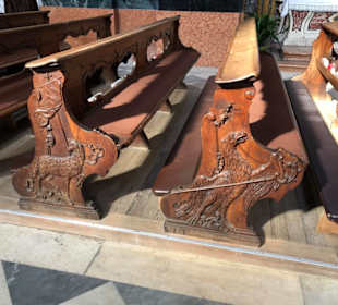 Bänke im Dom