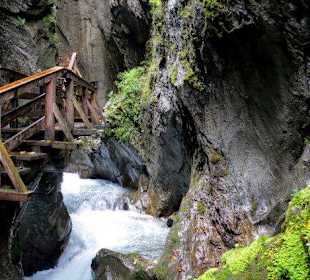 Der gut ausgebaute Steig über dem Wasser