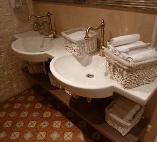 Dekoratives  Waschbecken mit Hantüchern