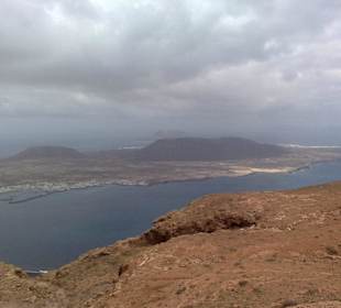 Blick vom Mirador del Rio auf La Graciosa