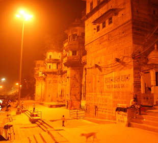 Beleuchtete Ghats am Ganges