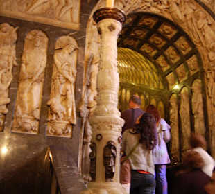 Escalera a la virgen. Detalle de columna
