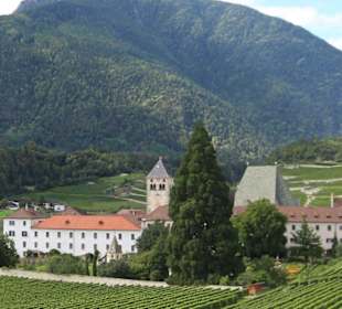 Blick auf das Kloster Neustift