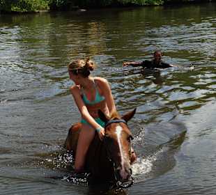 Baden mit den Pferden im Fluss