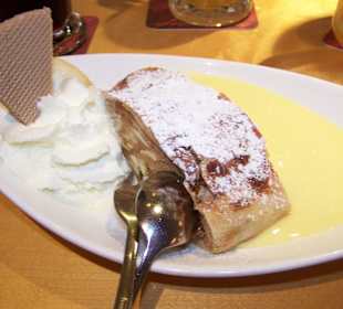 Apfelstrudel mit Vanillesoße