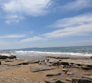 Strand mit Felsen und Sand