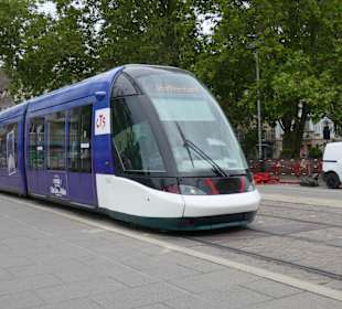Eine Tram hält gleich an Haltestelle Homme de Fer