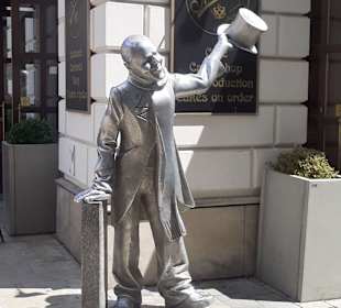 Schöne Náci Statue in Bratislava