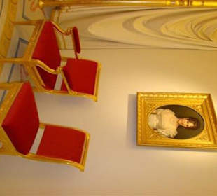 Ausstellungsstücke im Hofmobiliendepot