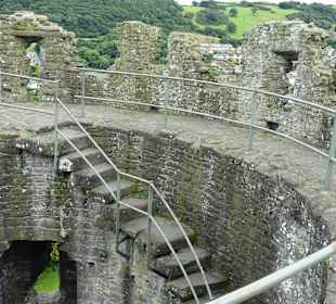 Auf der Stadtmauer von Conwy.