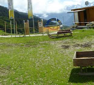 Verschiedene Holzschlitten von Früher