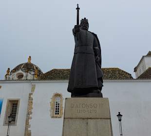 Denkmal Dom Afonso III vor Municipal Museum of Far