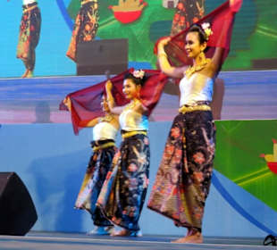 Tanzvorführungen, erst gegen Abend