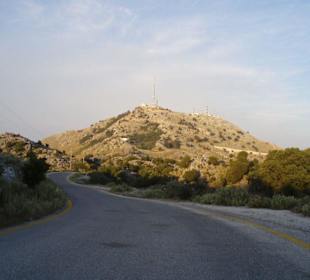 Sehr schmale lange Straße auf den Pantokrator