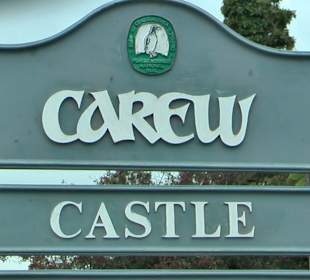 Hinweisschild auf die Burg