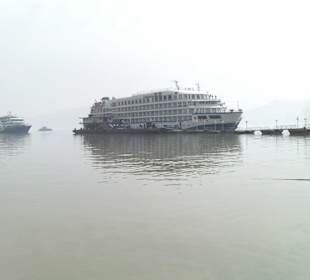 Die M.S. Blue Whale liegt vor Anker