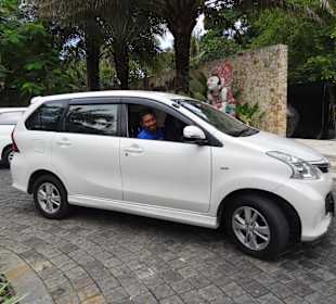 Nyoman in seinem Toyota