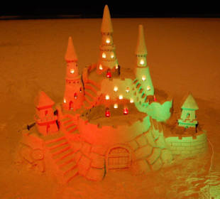 Sandburg mit Beleuchtung