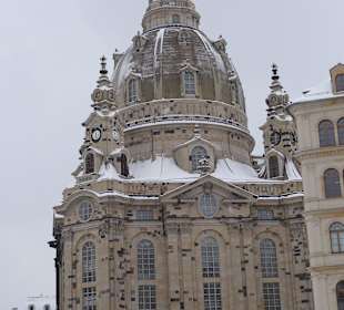 Frauenkirche mit Schnne bedeckt