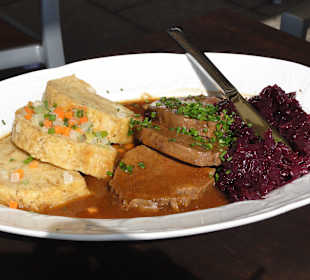 Sauerbraten mit Serviettenknödel und Blaukraut