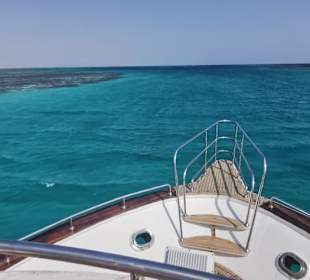 Ausblick auf ein Riff vom Boot aus