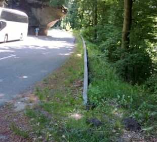 Parkplatz, Felsen hängen zum Teil auf Bushöhe