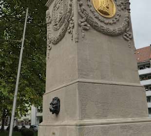 Der Dürer-Pirckheimer-Brunnen am Maxplatz