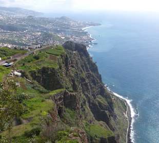 Blick von Klippe über Praia Formosa bis Funchal