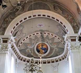 Die Decke über dem Altarbereich der Kathedrale