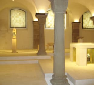 Krypta mit Altar rechts im Bild