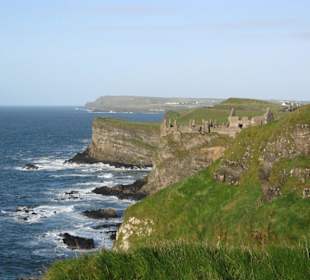 Dunluce Castle an der Küste Nordirlands