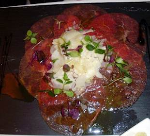 Carpaccio serviert auf einer Schieferplatte