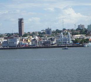 Blick vom Schiff auf die Stadt