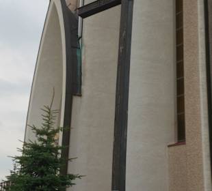 Krzyż przy kościele