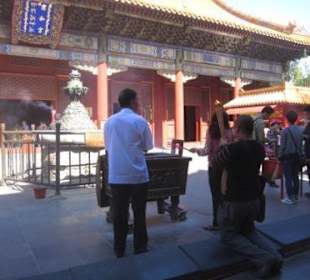 Vor der Yonghegong-Halle mit den drei Buddhas