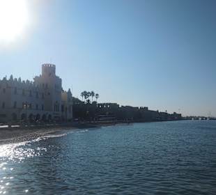 Die Marina von Kos, im Hintergrund die Ritterburg