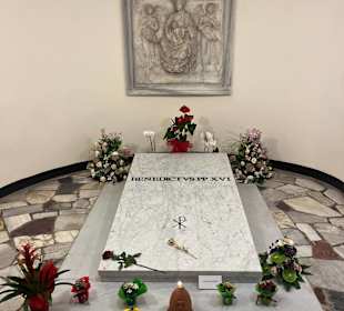 Innenansicht Petersdom Krypta