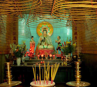 Statue der Schicksalsgöttin im Ong-Tempel