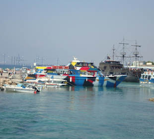 Hafen mit Partyschiff und Piratenschiff