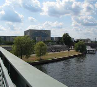 Blick vom Hauptbahnhof zum Bundeskanzleramt