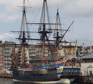 Schiff vor der Halle.