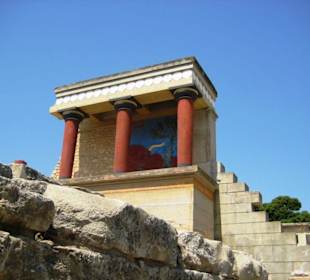 Stierfresko hinter der Arkade