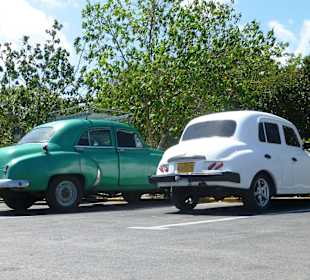 Oldtimer auf dem Parkplatz des Pueblos