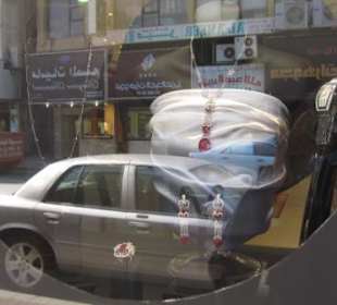 Spiegelungen in der Juwelierauslage 