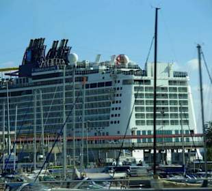 Kreuzfahrtschiff am Hafen