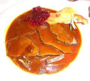 Junghirsch Braten an Rotweinsoße